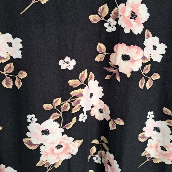 Pink Floral Tunic With A Criss Coss Neckline        Size XXL - Picture 6 of 10